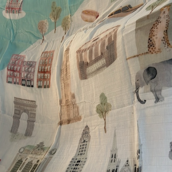 LouLou Lollipop Muslin New York City Swaddle Blanket - Picture 3 of 4